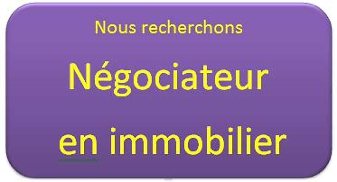 Annonce de recrutement d’un négociateur en immobilier sur fond violet
